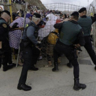 La Guardia Civil contiene a porteadoras en la frontera de Ceuta.