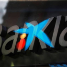 Fotografía de multiexposición que muestra los logotipos de las entidades bancarias Bankia y CaixaBank. JUAN CARLOS HIDALGO