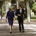 La primera ministra británica, May, y el presidente Rajoy, por los jardines de La Moncloa. ZIPI