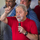 Lula se dirige a sus seguidores del sindicato metalúrgico en Sao Bernardo do Campo.