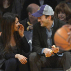 Los actores Mila Kunis y Ashton Kutcher en un partido de Los Angeles Lakers.