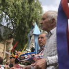 El Ecce Homo y la Virgen esperan a la salida de la iglesia a que los pendones abran camino. A. VALENCIA