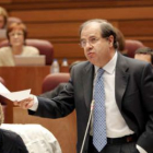 El presidente de la Junta, ayer en el Pleno de las Cortes.