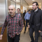 El alcalde de Valladolid, junto a los representantes de CC OO al llegar a la reunión, ayer.