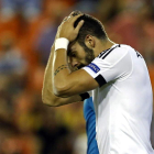 Álvaro Negredo se lamenta por la derrota en Mestalla.