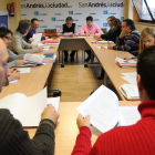 Imagen de la reunión de la mesa de negociación por los despidos en el municipio.