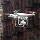 Un dron tomando imágenes tras la explosión de un edificio en el East Harlem de Nueva York.
