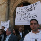 La protesta contra la Ley de Montes concentró ayer en el Palacio de los Guzmanes a un centenar