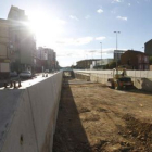 A la derecha se observa el edificio de cuatro plantas que ha obligado a paralizar las obras