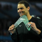 Rafa Nadal con el trofeo como vencedor en el Torneo de Melbourne, el que supone el 89 de su carrera como tenista. JAMES ROSS