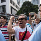 Un activista prochino intenta atacar a los manifestantes en Hong Kong, este lunes.