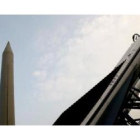 Vista de un misil norcoreano (izqda) y de un misil surcoreano en el Monumento a los Caídos de Corea