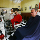 Silván en la barbería de la Avenida de Roma donde se corta el pelo, como hacían su abuelo, su padre y ahora también su hijo