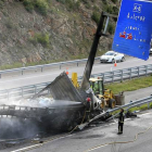 Imagen del estado en el que ha quedado el camión que esta madrugada se ha incendiado tras salirse de la vía.