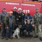 Arriba, Ron y su dueño Antonio Puente, de rodillas, junto a un grupo de cazadores y amigos de Igüeña y dos de los bomberos de Ponferrada que se jugaron el tipo (izda.) para sacar al perro intacto del fondo de una chimenea de 30 metros. BOMBEROS