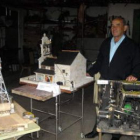 El artesano Avelino García en su taller con las últimas maquetas que ha diseñado.