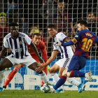 El delantero argentino Leo Messi, se dispone a golpear el balón ante los defensores del Valladolid, el ghanés Mohammed Salisu y Pedro Porro. ALEJANDRO GARCÍA