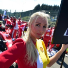 Una azafata en el Gran Premio de Fórmula Uno de Bélgica, en el circuito de Spa, en el 2015.