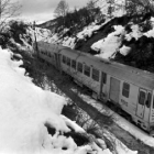 Uno de los trenes de Feve circulando por la provincia leonesa en un día de nieve