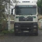 Un camión cruza el casco urbano de un pueblo del Valdellorma