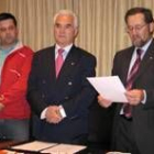 Ceferino Gil, a la derecha, jura el cargo de presidente comarcal