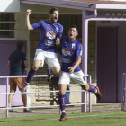 Álvaro celebra por todo lo alto el primer gol bañezano tras su espectacular chilena. RAMIRO
