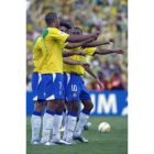 Robinho (al fondo) celebra con sus compañeros el segundo gol de Brasil