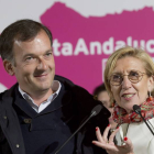 La líder de UPyD, Rosa Díez, y el candidato a la presidencia de la Junta, Martín de la Herrán (i).