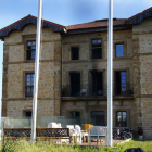 Residencia de ancianos donde se produjo el incendio, en la localidad de Valdesoto, perteneciente al concejo asturiano de Siero. EFE / PACO PAREDES.