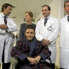 Los doctores Rafael Gutiérrez, Federico Oppenheimer y Miguel Lozano, junto a Marc Aureli Espada