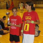 Varios participantes posan junto al trofeo conseguido en el Torneo 3x3.