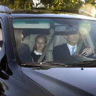 El Rey conduce el automóvil en el que, junto a Letizia, han llegado Leonor y Sofía al colegio Santa María de los Rosales, en Madrid.