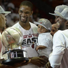 De izquierda a derecha, Ray Allen, Chris Bosh, LeBron James y Dwyane Wade, de los Miami Heat, con el trofeo de la Conferencia Este.
