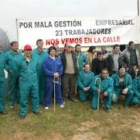 Los empleados de Cerámica Arias a las puertas de la factoría en la concentración de ayer