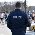 Un policía vigila la maratón de Berlín.