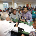 Óscar Álvarez y Tino Rodríguez charlan con la presidencia del comité antes de la reunión. JESÚS