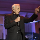 Aznavour, durante una actuación en Barcelona