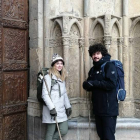 Los actores Marta Hazas y Xosé Touriñán, ayer, en la puerta de la Catedral de León. DL