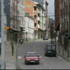 La parada que efectua en la calle Eloy Reigada el minibús interurbano ha desatado múltiples quejas