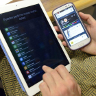 Un usuario consulta información en el móvil y en una tableta.