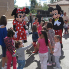 Un grupo de niños junto a Mickye y Minnie.