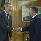 El rey saluda al líder de Vox, Santiago Abascal, ayer en el palacio de La Zarzuela. KIKO HUESCA