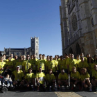 Los participantes en la carrera solidaria, ayer antes de su salida desde la plaza de la Catedral.