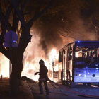 Un equipo de bomberos trata de apagar las llamas producidas por la explosión. STR