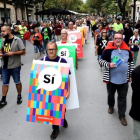 Carteles humanos con propaganda en favor del sí al referéndum en el centro de Barcelona