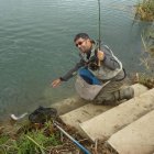 Mario, pescando en el lago Monte de Jabares.