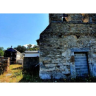 Imagen de agosto del año 2021, con la puerta de la iglesia de Carril tapiada con bloques, y que hoy sigue igual. DL