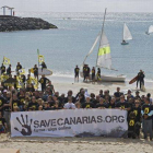 Unas 300 personas se concentraron este mes de marzo en la zona de Playa Chica, en Puerto del Rosario (Fuerteventura), para expresar su rechazo al petróleo.