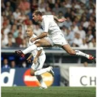 El francés Zidane realiza un felino salto en un partido de liga mientras Ronaldo corre a su lado