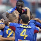 Varios jugadores del Levante celebran el gol de Valdo.